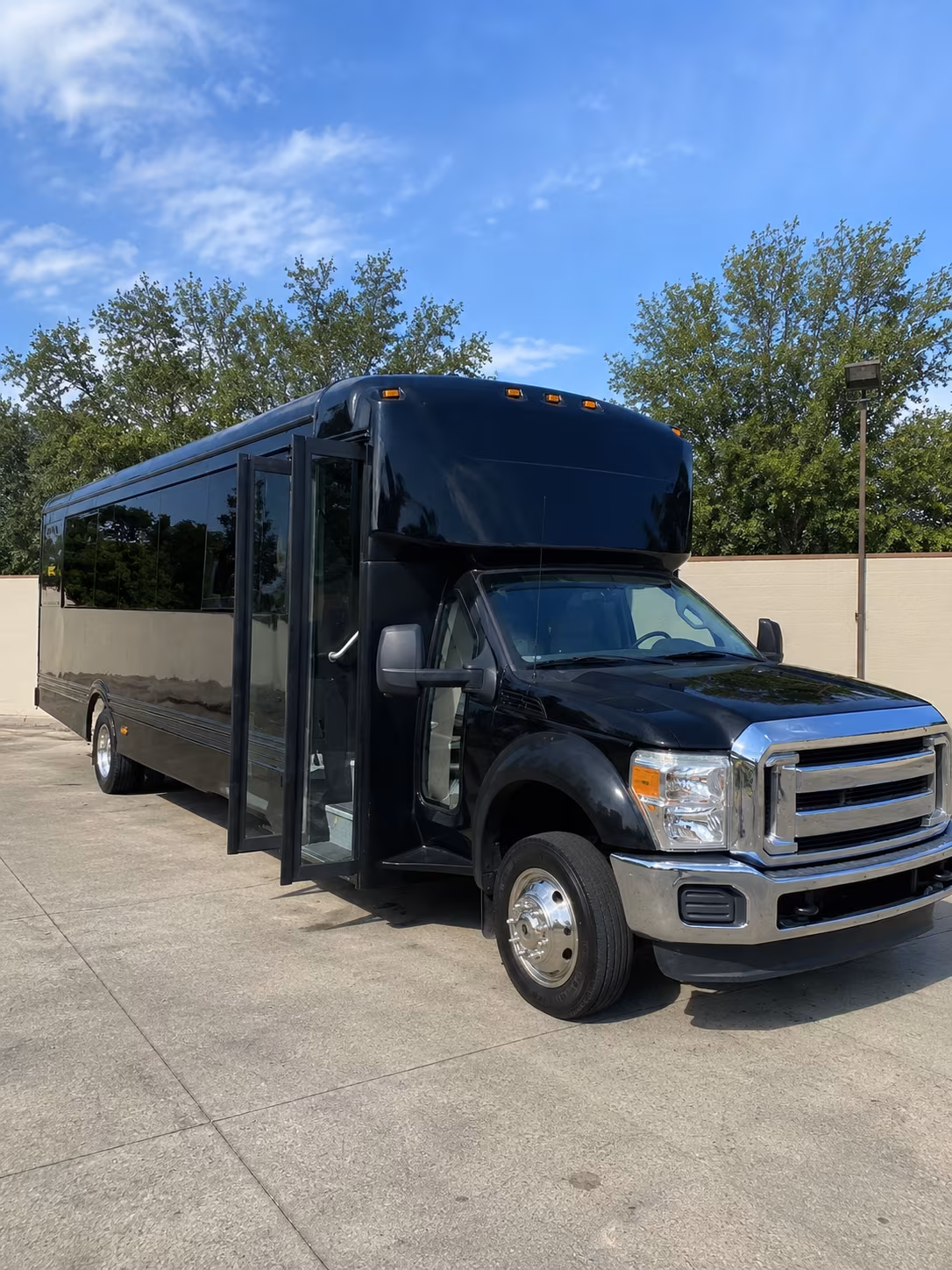 billings 20 passenger party bus